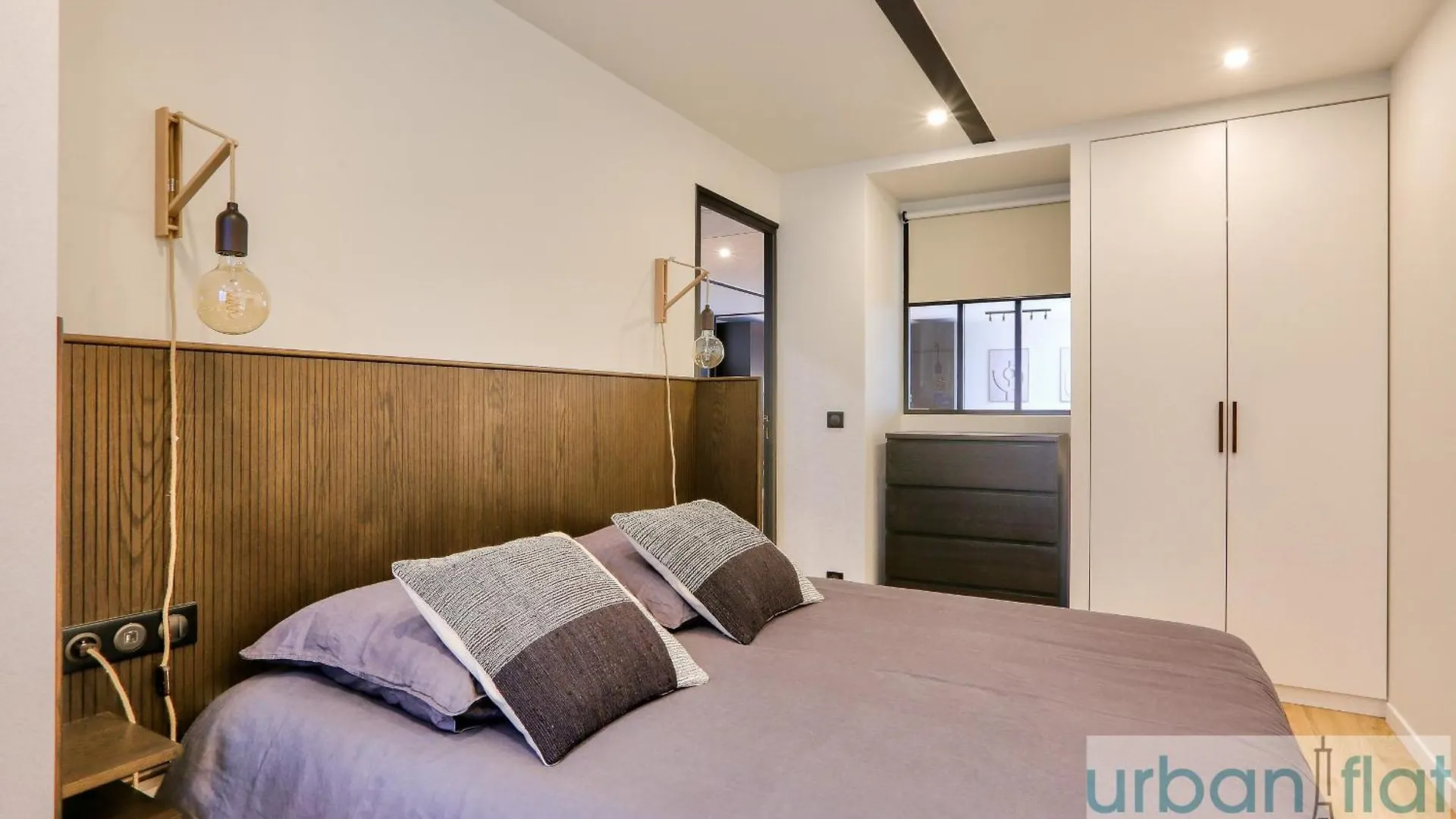Urban Flat 170 - Amelot Apartment In Center Of Parigi